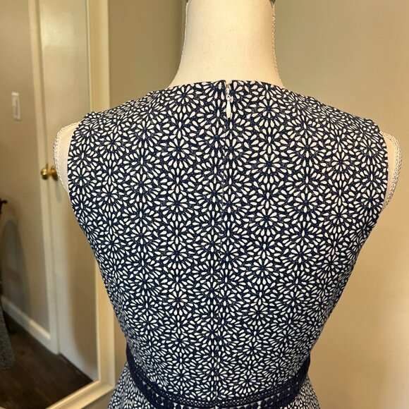 Maggy London Denim Flower Power Novelty Cut Out Sheath Dress, Size 6 - Picture 12 of 16